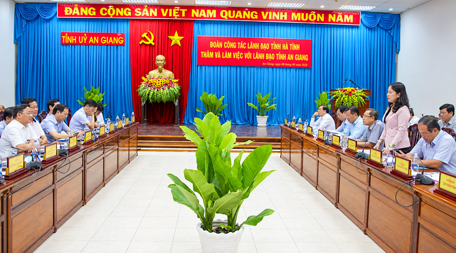 Lãnh đạo tỉnh Hà Tĩnh và An Giang tham quan mô hình sản xuất xoài ứng dụng tưới nhỏ giọt Netafim